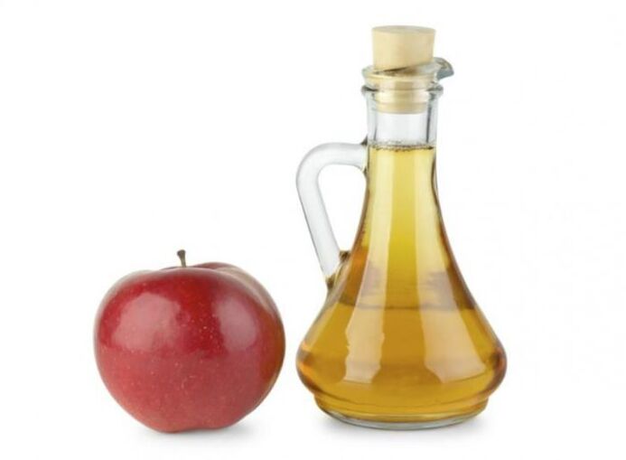 Vinagre de manzana para tratar los hongos en las uñas.